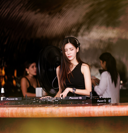 Live DJs